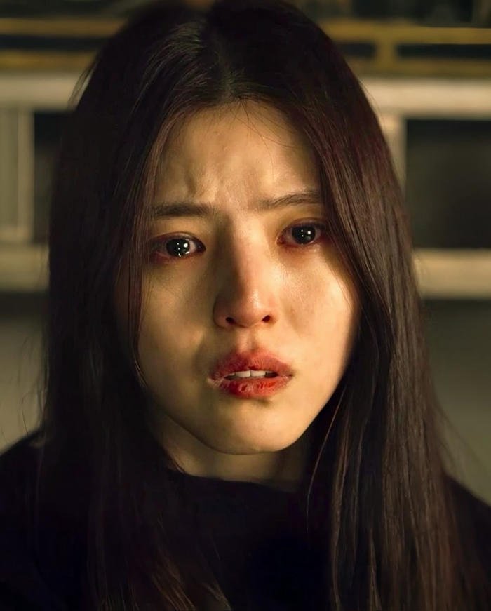 hình nữ khóc cảm xúc dồn dập