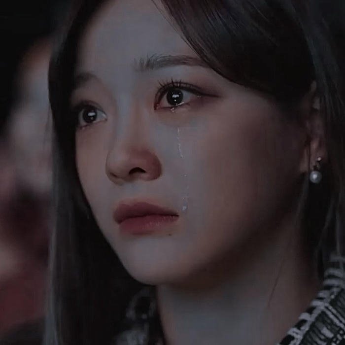 hình nữ khóc rơi lệ dài