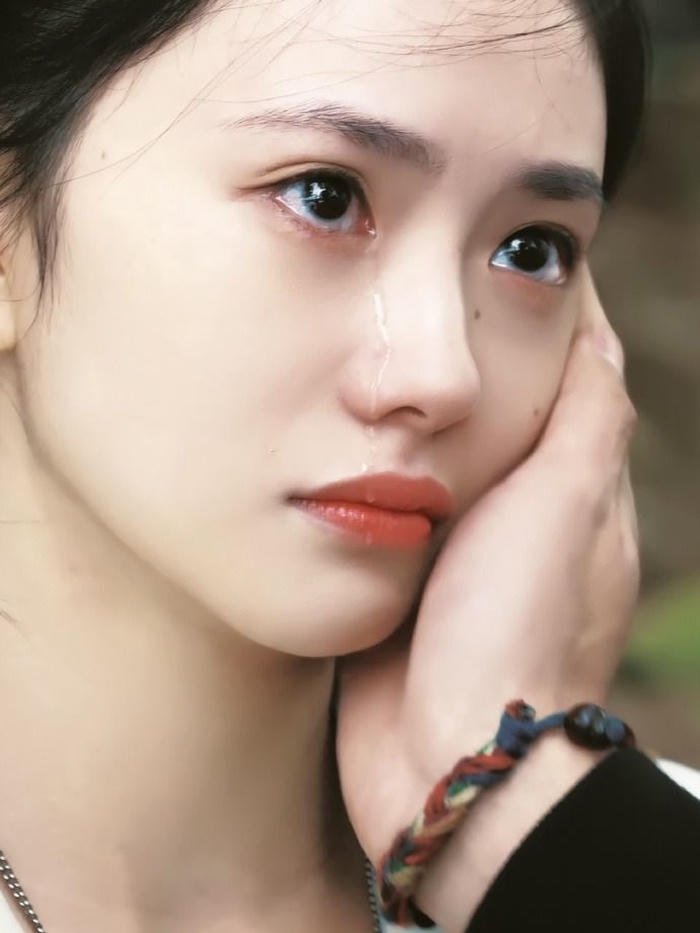 hình nữ khóc suy nghĩ nhiều