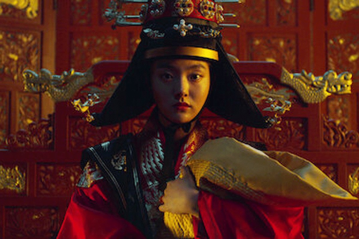 Hoàng hậu Joong-jeon trong trang phục cung đình Joseon lộng lẫy
