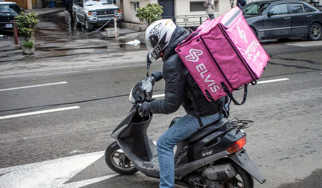 Hoạt động giao hàng bằng xe tay ga tại Hàn Quốc