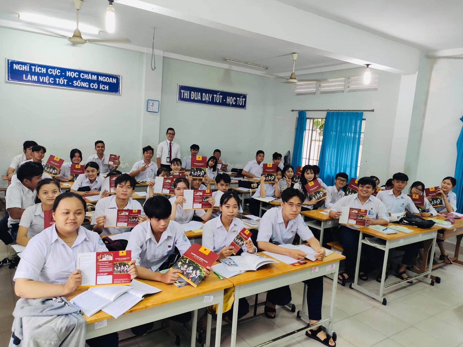 Học sinh tìm hiểu về ngành Quản trị Khách sạn tại Campus Tour Nova College