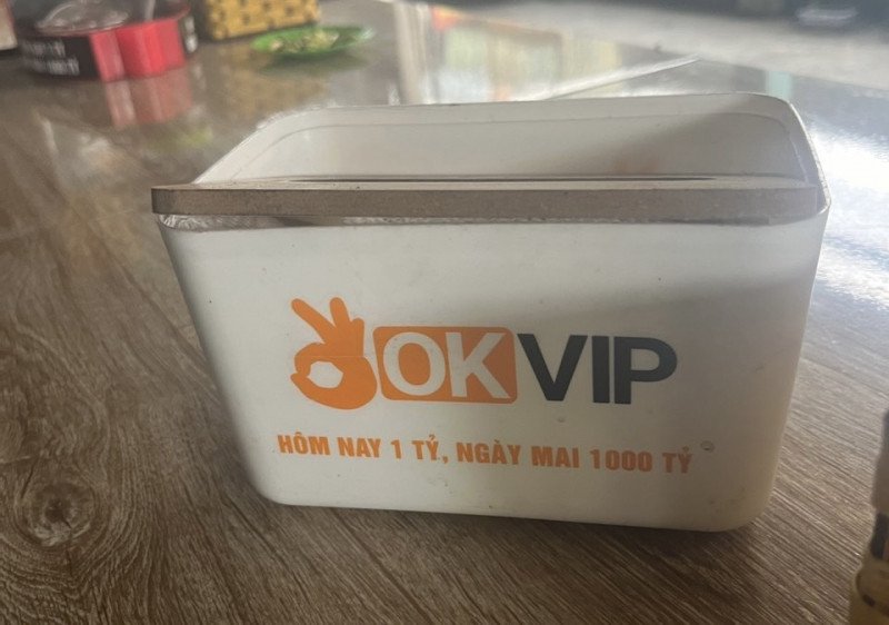 Hộp đựng giấy quảng cáo OK VIP tại các hàng quán