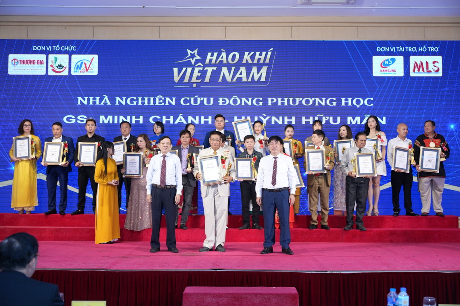 Huỳnh Hữu Mẫn nhận danh hiệu Nghệ nhân văn hóa tiêu biểu Đông Nam Á tại Hà Nội