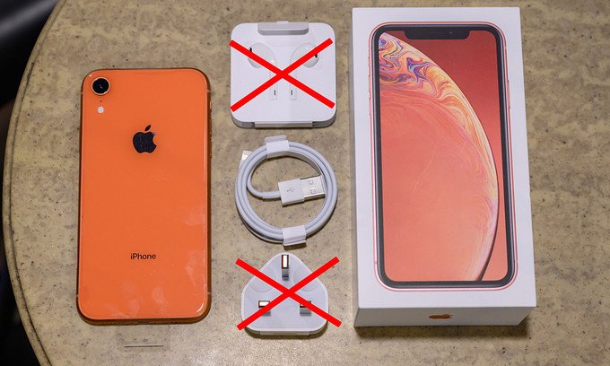 iPhone XR màu vàng, minh họa dòng iPhone đời cũ không còn đi kèm sạc và tai nghe EarPods trong hộp.