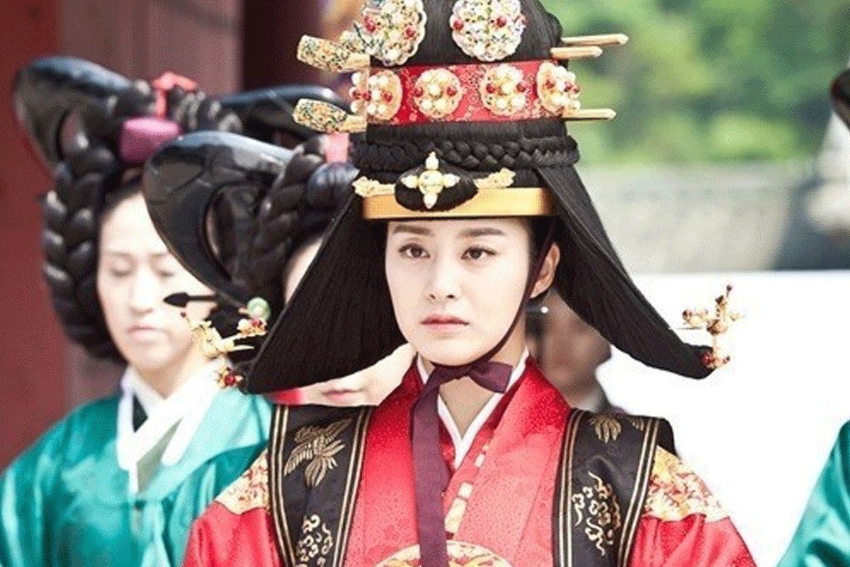 Jang Hee-bin sau khi được phong làm hoàng hậu Joong-jeon