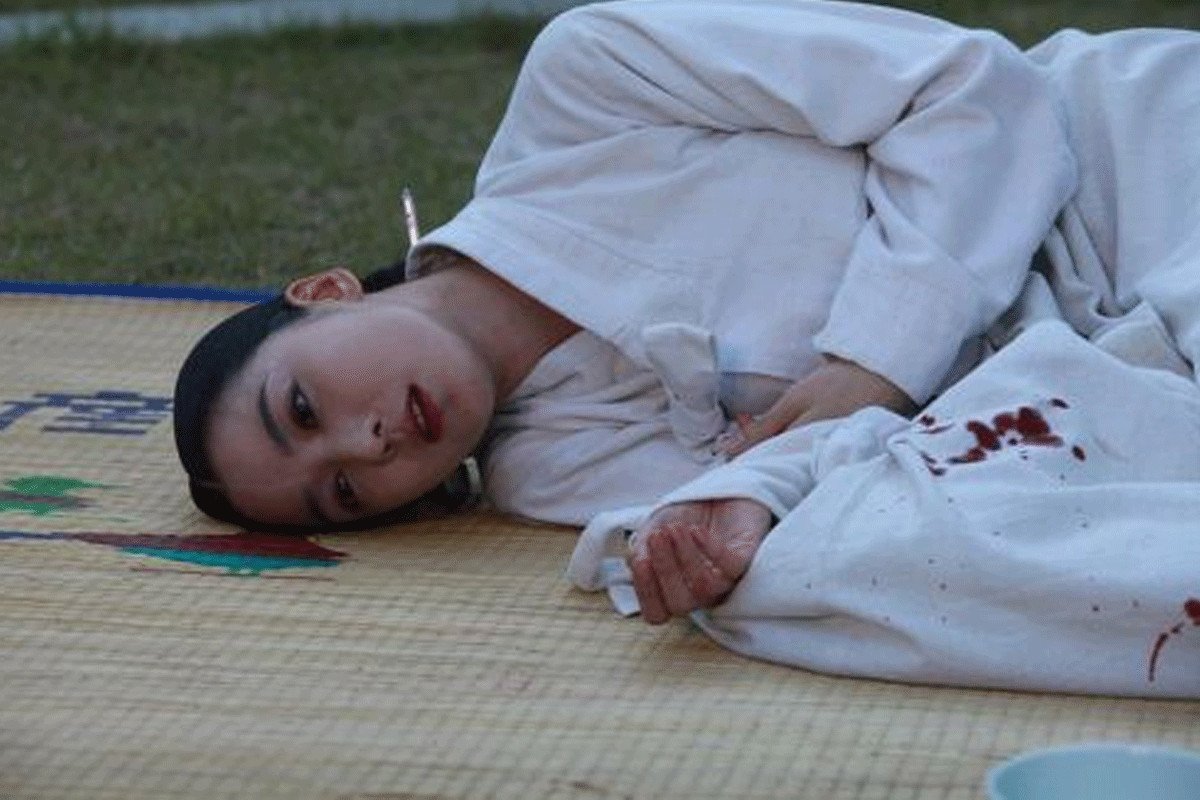 Jang Hee-bin thực hiện nghi lễ nguyền rủa, hình ảnh tượng trưng cho mâu thuẫn