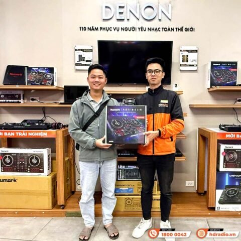 Khách hàng trải nghiệm bàn DJ tại cửa hàng