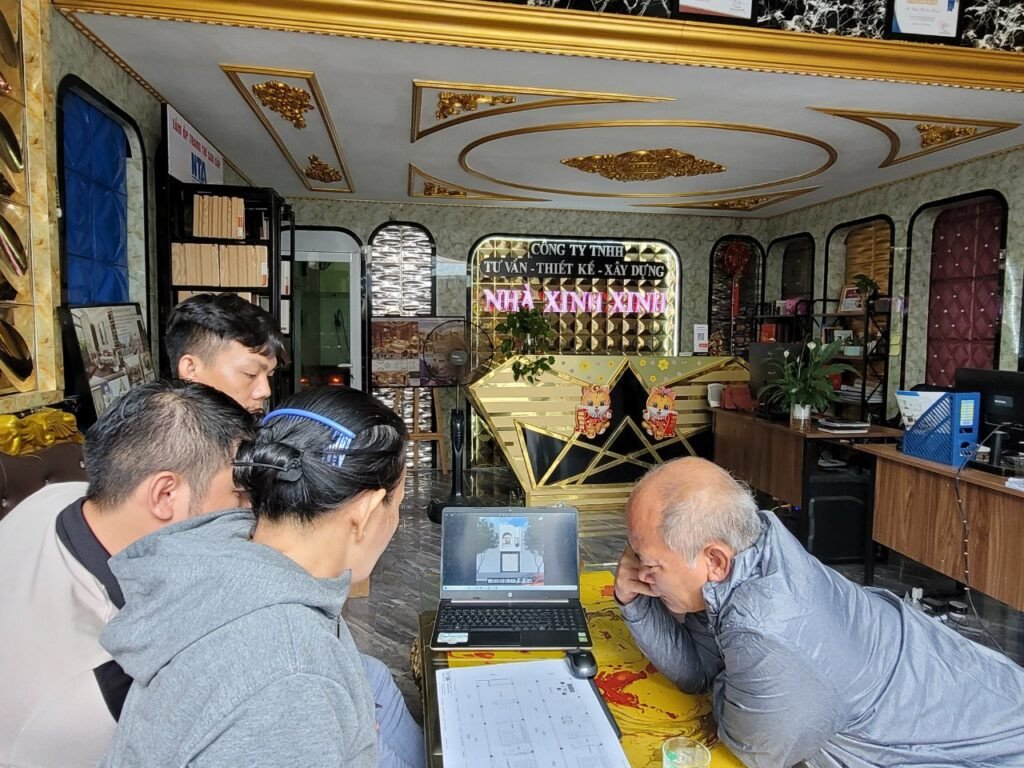 Khách hàng thảo luận về mẫu thiết kế nhà ở Quy Nhơn