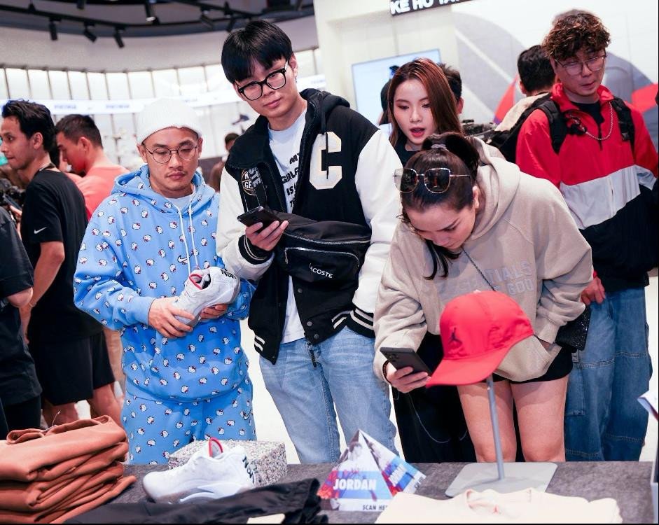 Khách hàng trải nghiệm công nghệ thực tế ảo tăng cường (AR) tại cửa hàng Nike Hồ Tây