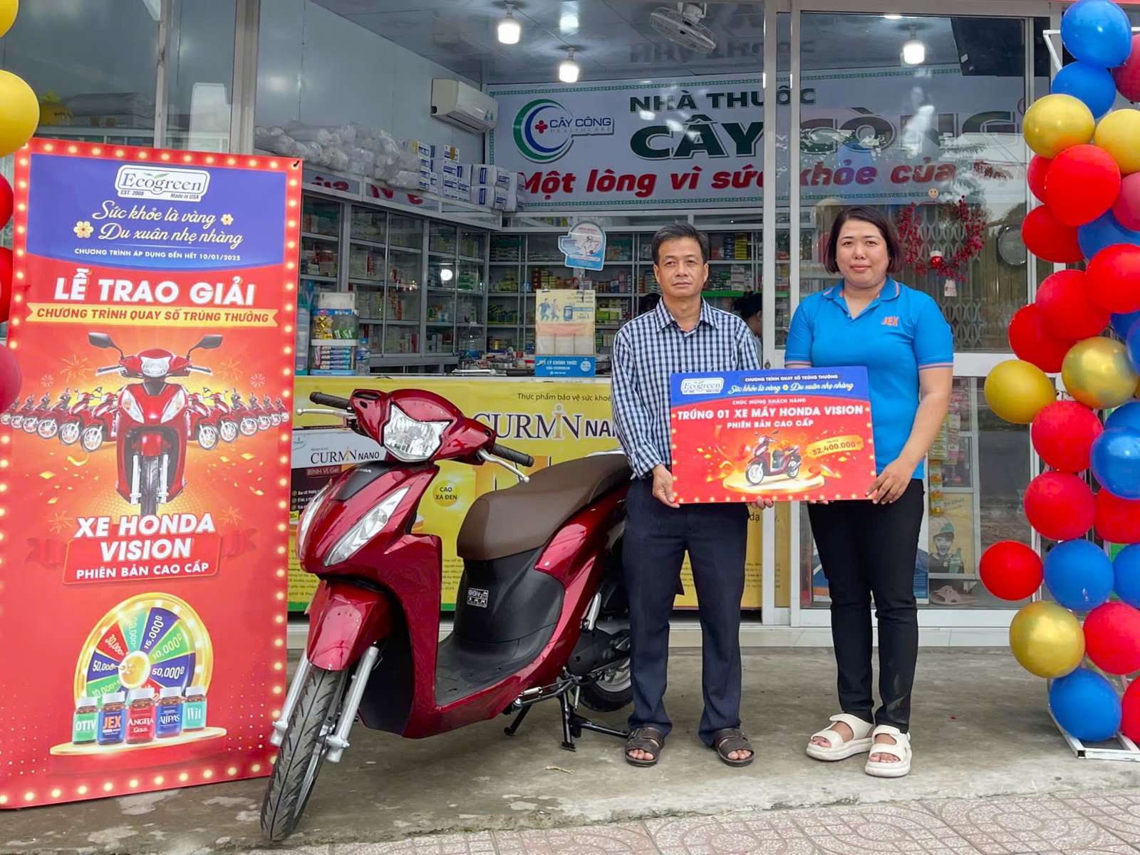 Khách hàng Vĩnh Long nhận xe máy Honda Vision từ chương trình ECO Pharma