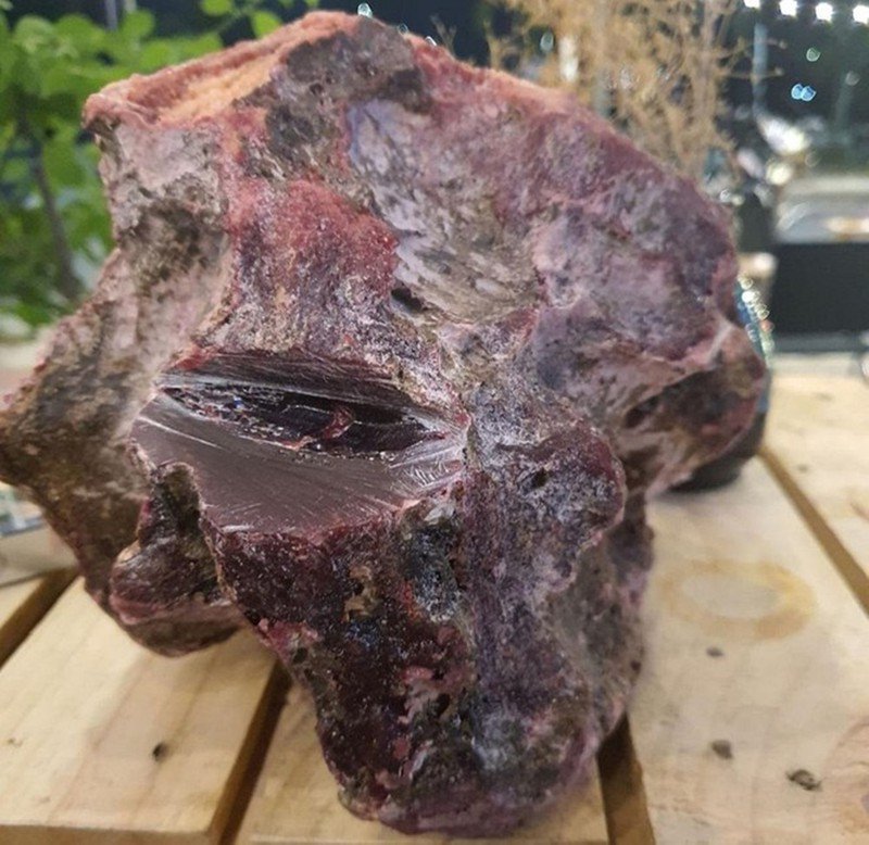 Khối long diên hương 4kg được tìm thấy ở Quảng Ngãi và bán với giá 1.2 tỷ đồng