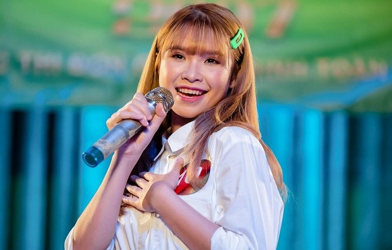 Khởi My biểu diễn trên sân khấu với năng lượng