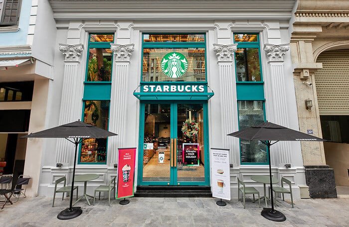 Không gian bên trong cửa hàng Starbucks thể hiện chiến lược nơi thứ ba