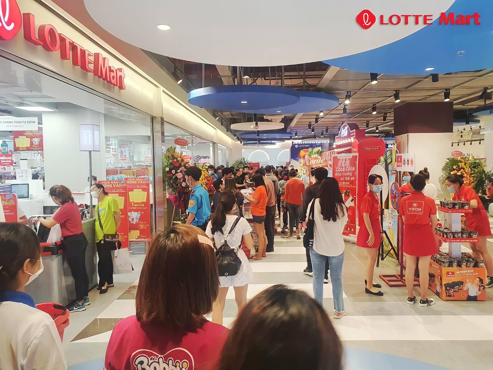 Không gian mua sắm hiện đại tại Lotte Center