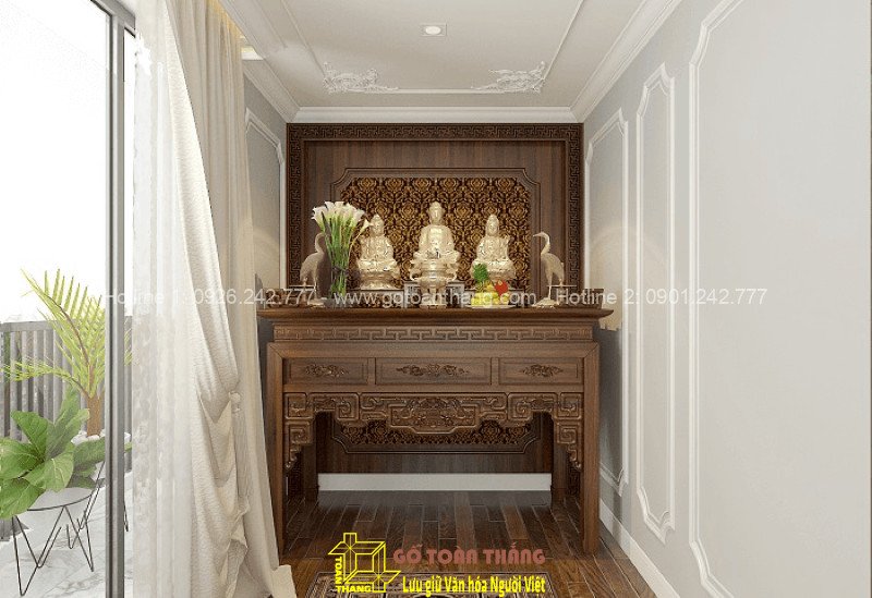 Không gian thờ cúng trên sân thượng với bàn thờ gỗ và cây xanh