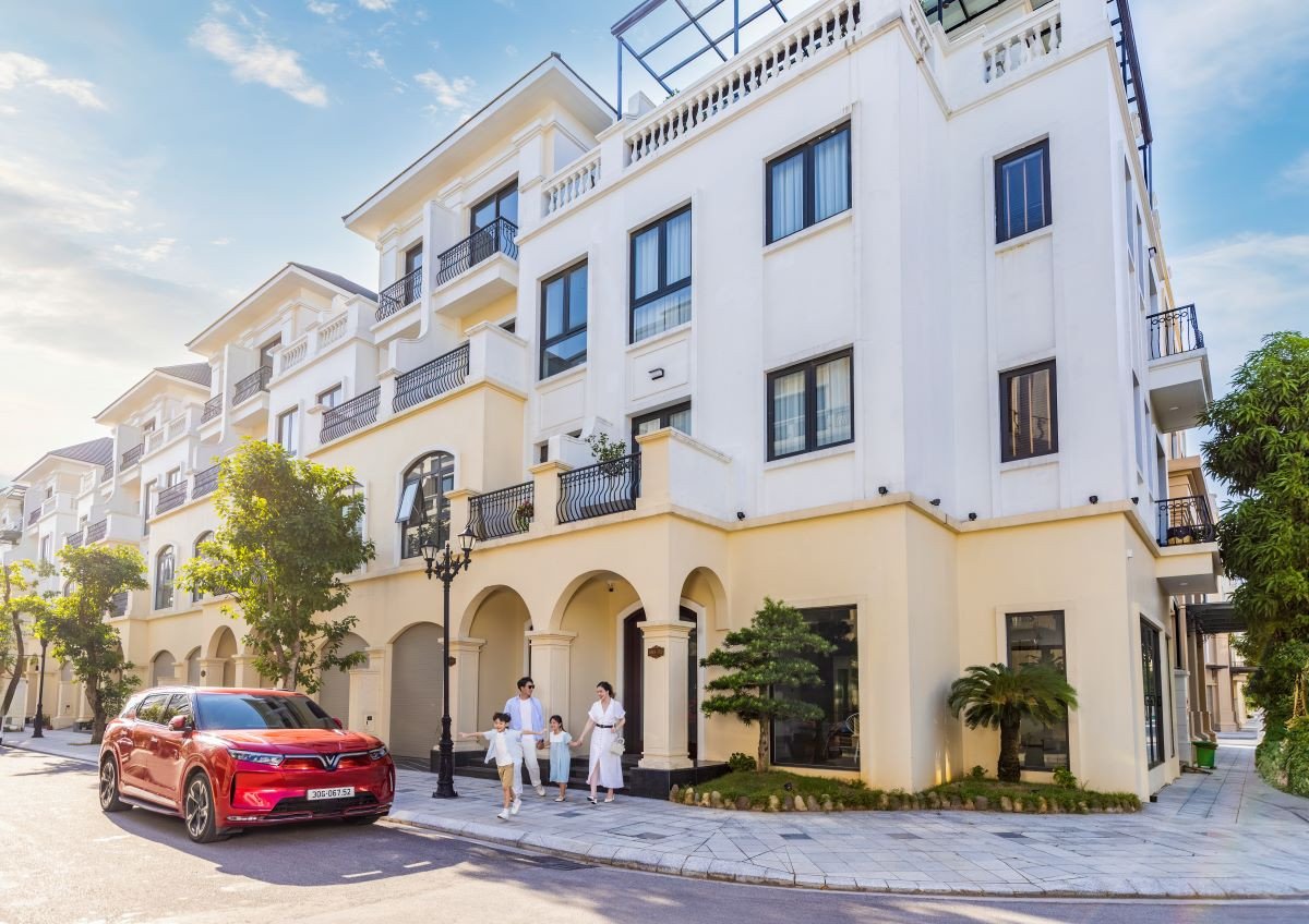 Khung cảnh đô thị sầm uất với nhiều loại hình phương tiện tham gia giao thông