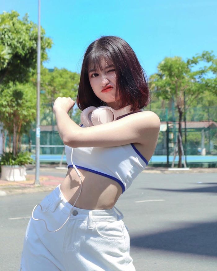 khung hình đơn giản vũ thị khánh huyền bikini sexy