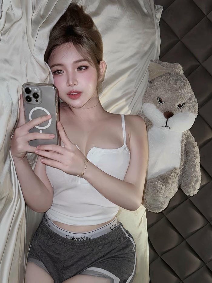 khuôn mặt gợi cảm ảnh Trần Huyền Châu