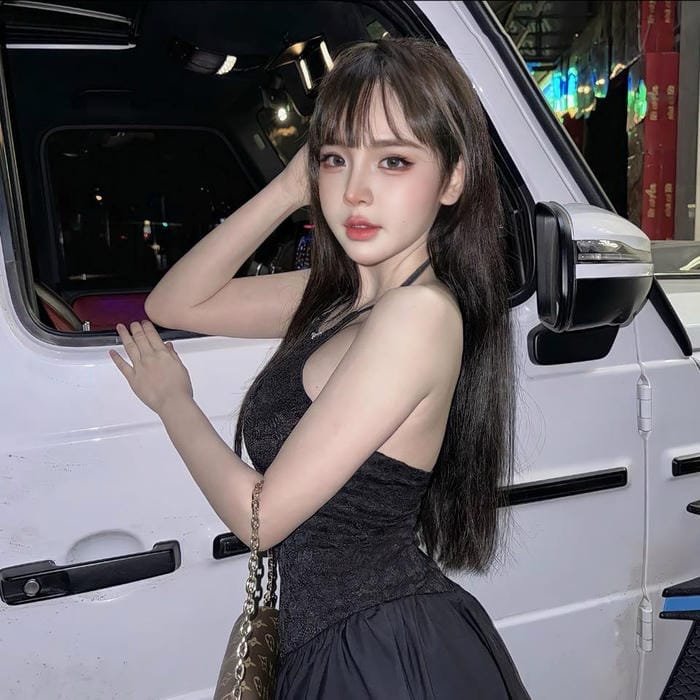 khuôn mặt nét ảnh Trần Huyền Châu áo ôm sát