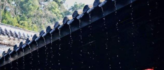 Kiến trúc nhà cổ truyền thống với nhiều gian mái thấp