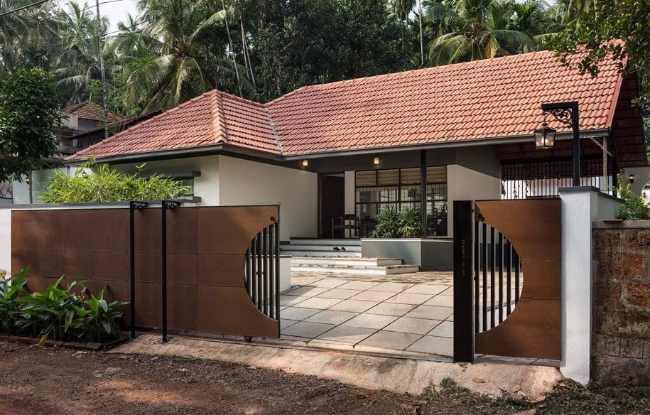 Kiểu nhà cấp 4 mái ngói truyền thống với sân vườn rộng rãi