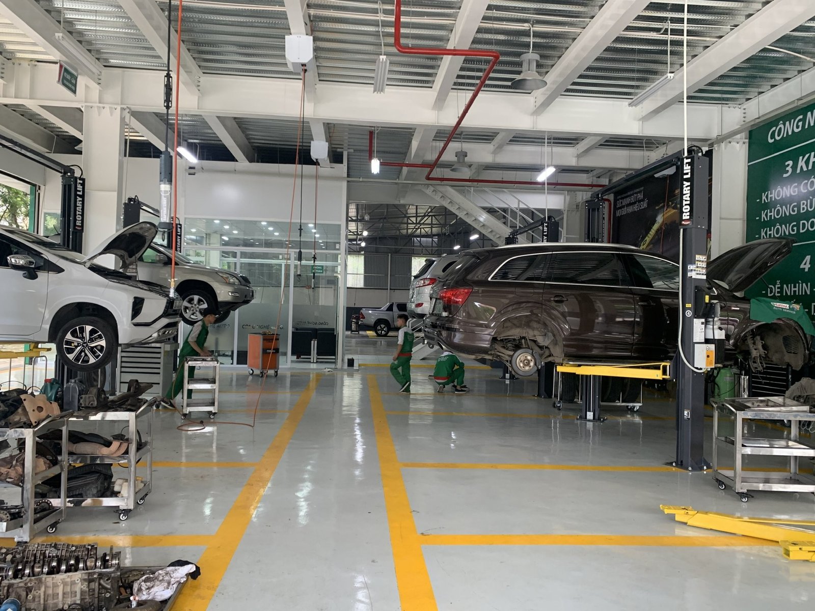 Kỹ thuật viên chăm sóc xe ô tô chuyên nghiệp