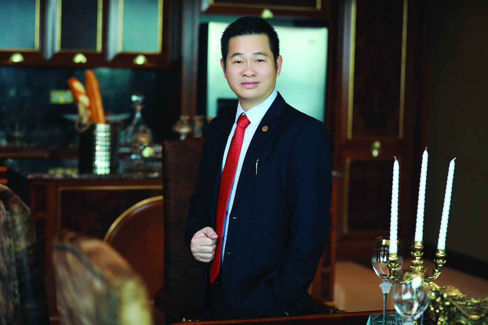 Kỹ thuật viên đang kiểm tra khoang máy xe để bảo dưỡng