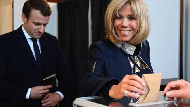 Emmanuel Macron là ai? Tổng thống và phu nhân Brigitte Trogneux bỏ phiếu
