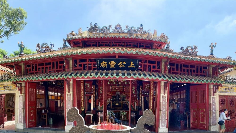 Lăng Ông Bà Chiểu cũng có bàn thờ cho nhiều nhân vật khác, thể hiện truyền thống tôn kính tổ tiên.