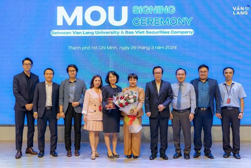 Lãnh đạo BVSC và Trường ĐH Văn Lang trong lễ ký kết