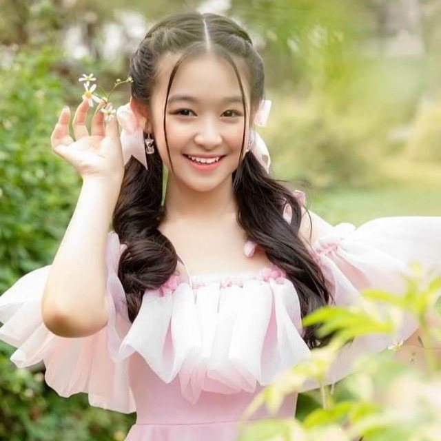 Lê Huỳnh Bảo Ngọc tự tin và rạng rỡ, hình ảnh quen thuộc của một ngôi sao nhí nhận được sự ủng hộ từ gia đình.