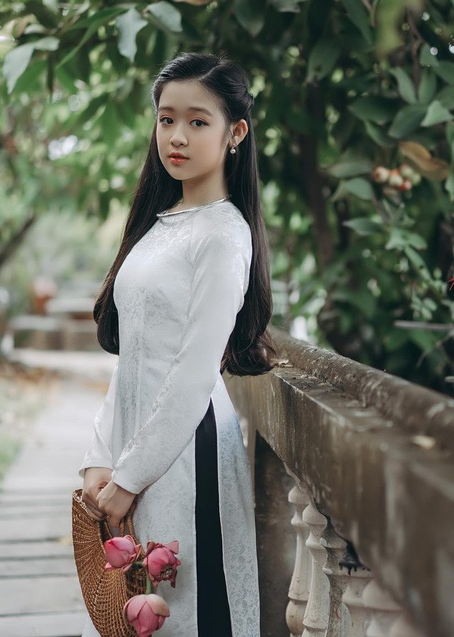 Lê Huỳnh Bảo Ngọc với nét mặt trầm buồn, phản ánh áp lực từ dư luận, cần sự động viên từ bố mẹ của Lê Huỳnh Bảo Ngọc.