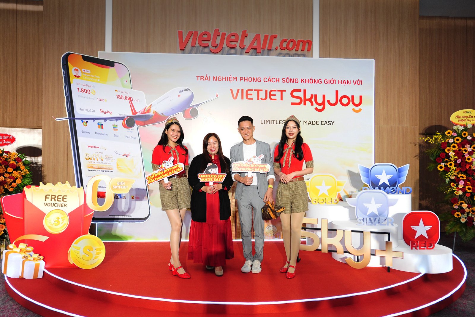 Lễ ký kết hợp tác chiến lược giữa OGAWA và SkyJoy tại khách sạn Holiday Inn.