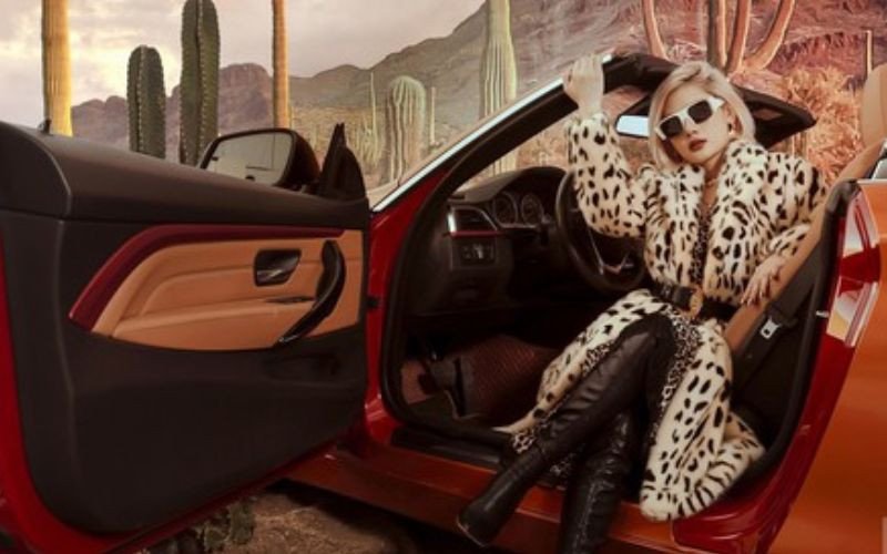 Linh Remy bên chiếc siêu xe Ferrari