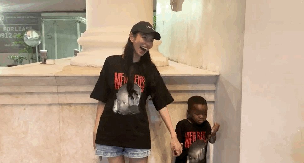 Lôi Con thân thiết bên Hoa hậu Thuỳ Tiên