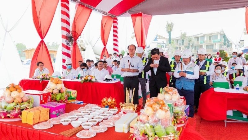 Mâm cúng khởi công xây nhà chay với bánh kẹo, xôi chè và hoa tươi