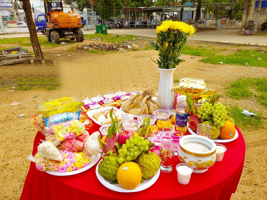 Mâm lễ vật cúng động thổ xây nhà đầy đủ với hương hoa, trái cây, xôi gà thể hiện lòng thành kính