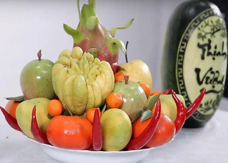 Mâm ngũ quả cúng xây nhà đầy đủ với nhiều loại trái cây tươi ngon, thể hiện lòng thành kính trong lễ động thổ