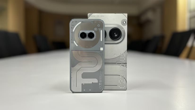 Mặt lưng trong suốt độc đáo của Nothing Phone