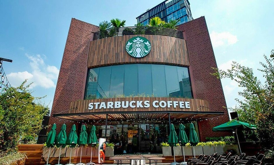 Mặt tiền một cửa hàng Starbucks tại Việt Nam trong bối cảnh thị trường cạnh tranh