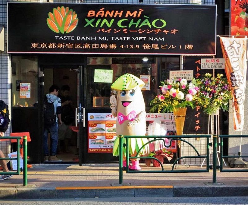 Mặt tiền tiệm Bánh mì Xin chào nổi bật trên con phố Waseda sôi động tại Tokyo