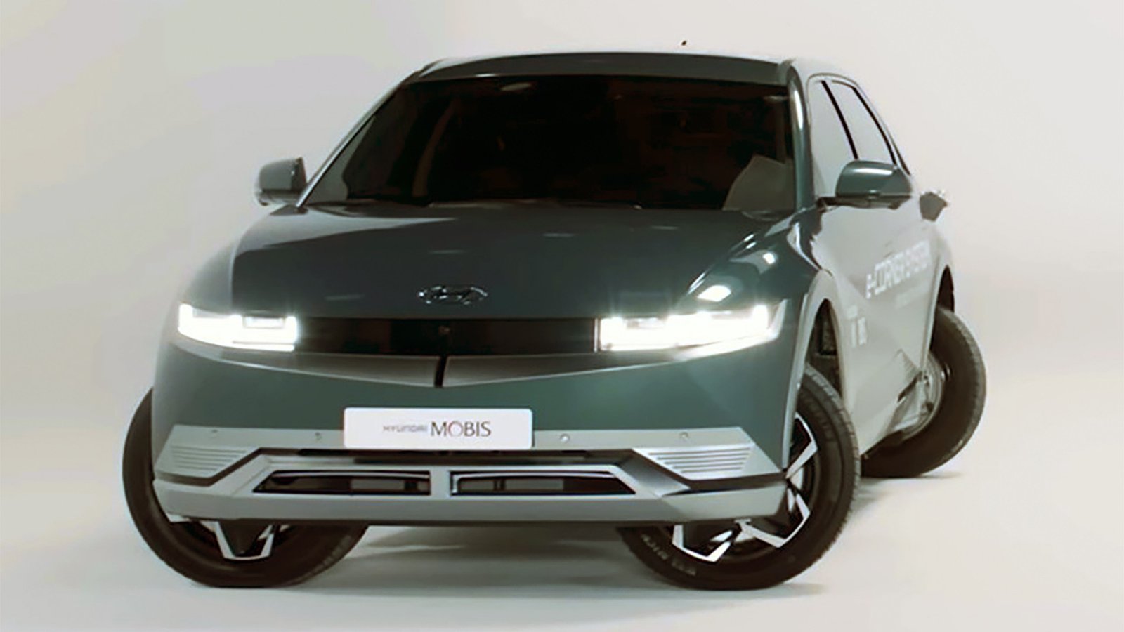 Mẫu xe Hyundai Ioniq 5 trình diễn tính năng di chuyển ngang nhờ hệ thống e-Corner