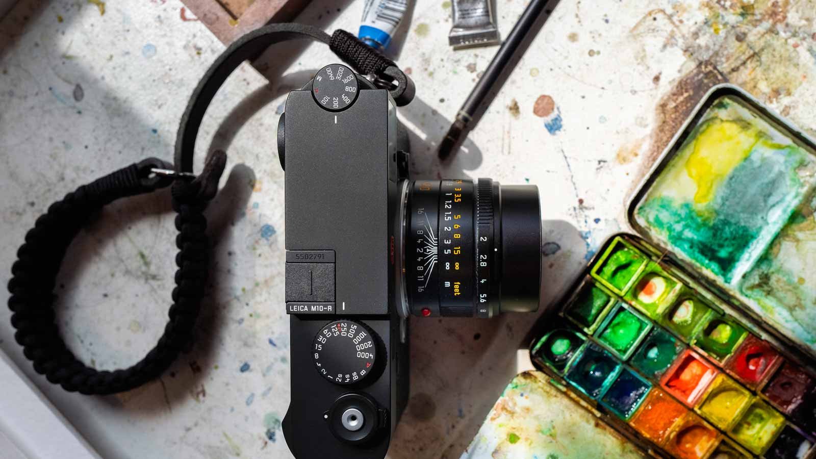 Máy ảnh Leica M10-R màu đen trong môi trường ánh sáng tự nhiên