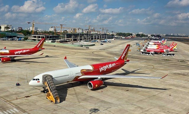 Máy bay Vietjet Air tại sân bay, biểu tượng của hoạt động vận chuyển hành khách
