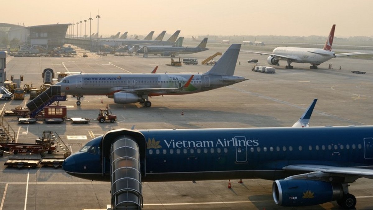 Máy bay Vietnam Airlines chuẩn bị cất cánh, biểu tượng cho việc khôi phục các đường bay nội địa