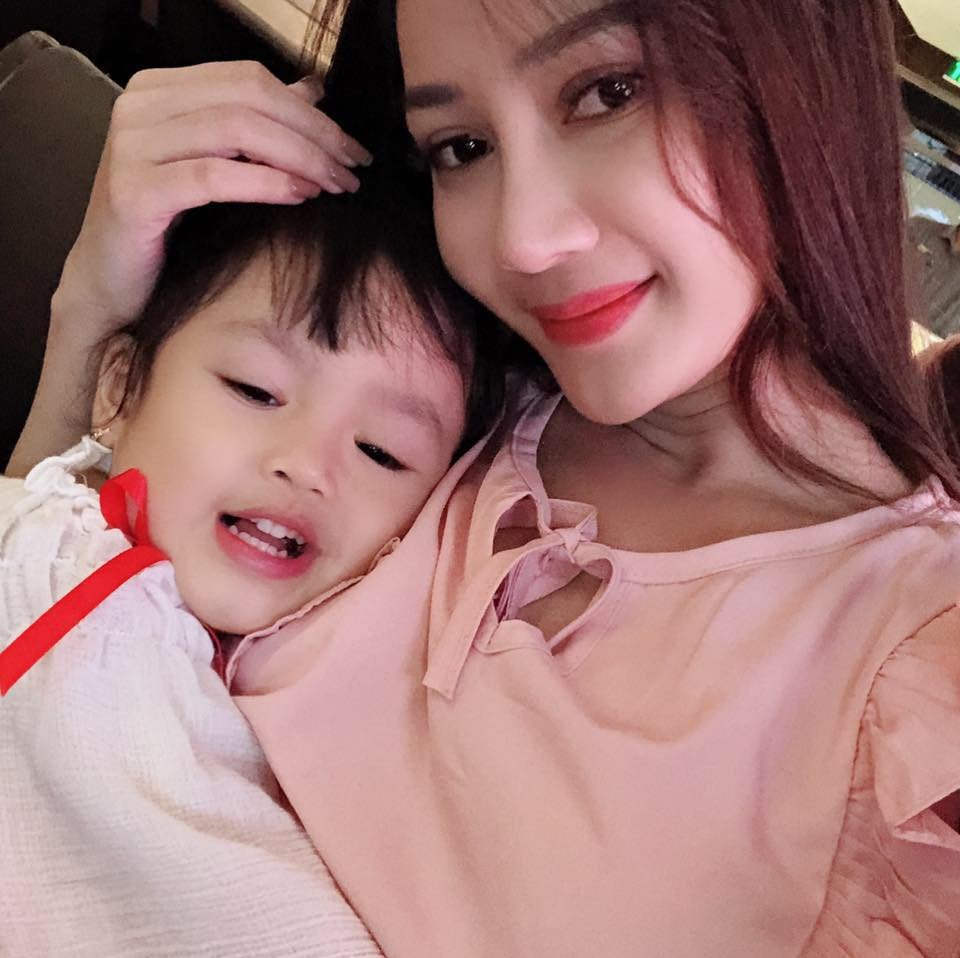 Mi Vân và con gái Xí Muội, thể hiện sự hòa thuận sau khi vợ cũ Hồ Việt Trung và anh ly hôn