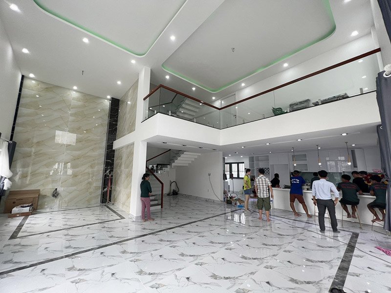 Minh họa mặt cắt ngang của một ngôi nhà có tầng lửng, cho thấy cấu trúc và chiều cao tiêu chuẩn của gác lửng.