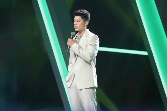 DÃ¹ khÃ´ng may máº¯n ÄÆ°á»£c ná»¯ chÃ­nh VÅ© Tháº£o My trao hoa, Nguyá»n Minh Tiáº¿n váº«n quyáº¿t tÃ¢m giá»¯ ÄÃºng lá»i há»©a, chá» Äá»£i ghÃ©p ÄÃ´i vá»i cÃ´ á» cuá»i chÆ°Æ¡ng trÃ¬nh "NgÆ°á»i áº¤y LÃ  Ai".