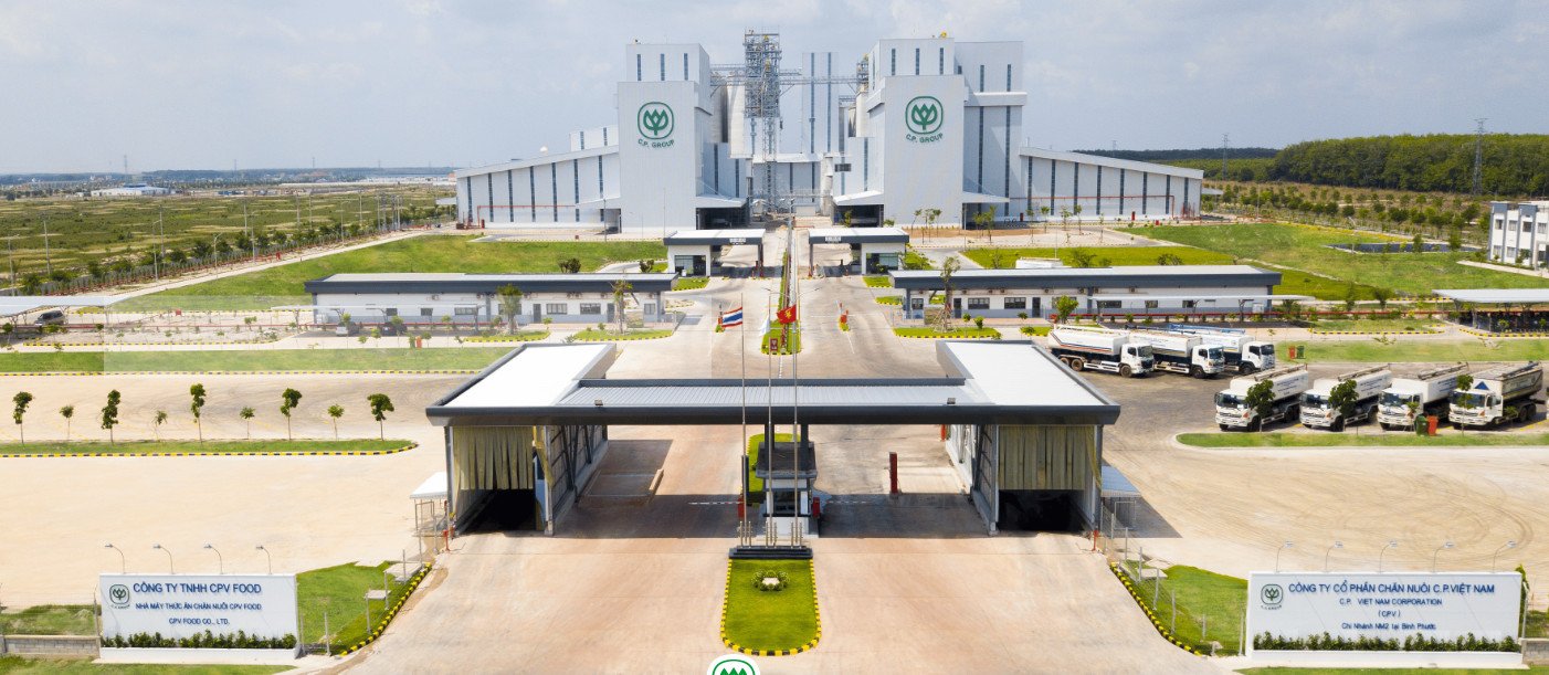 Mô tả nhà máy sản xuất hiện đại của C.P. Việt Nam tại Việt Nam, minh chứng cho quy mô hoạt động
